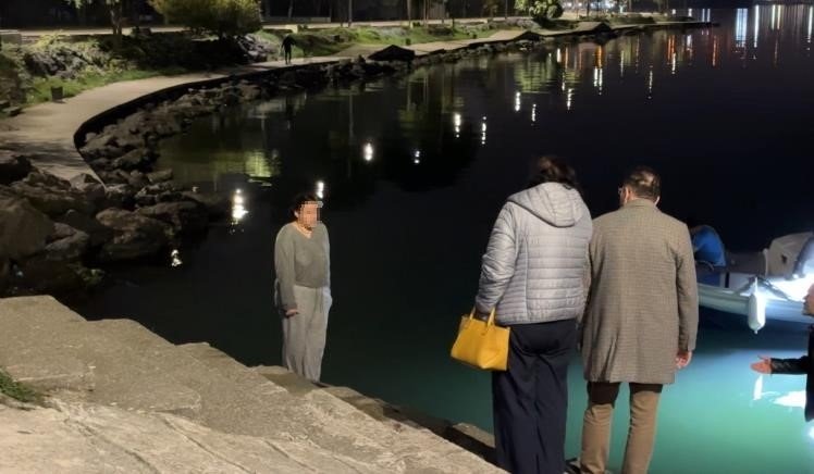 denize-atlamak-isteyen-genc-kizi-anne-ve-babasi-ikna-etti