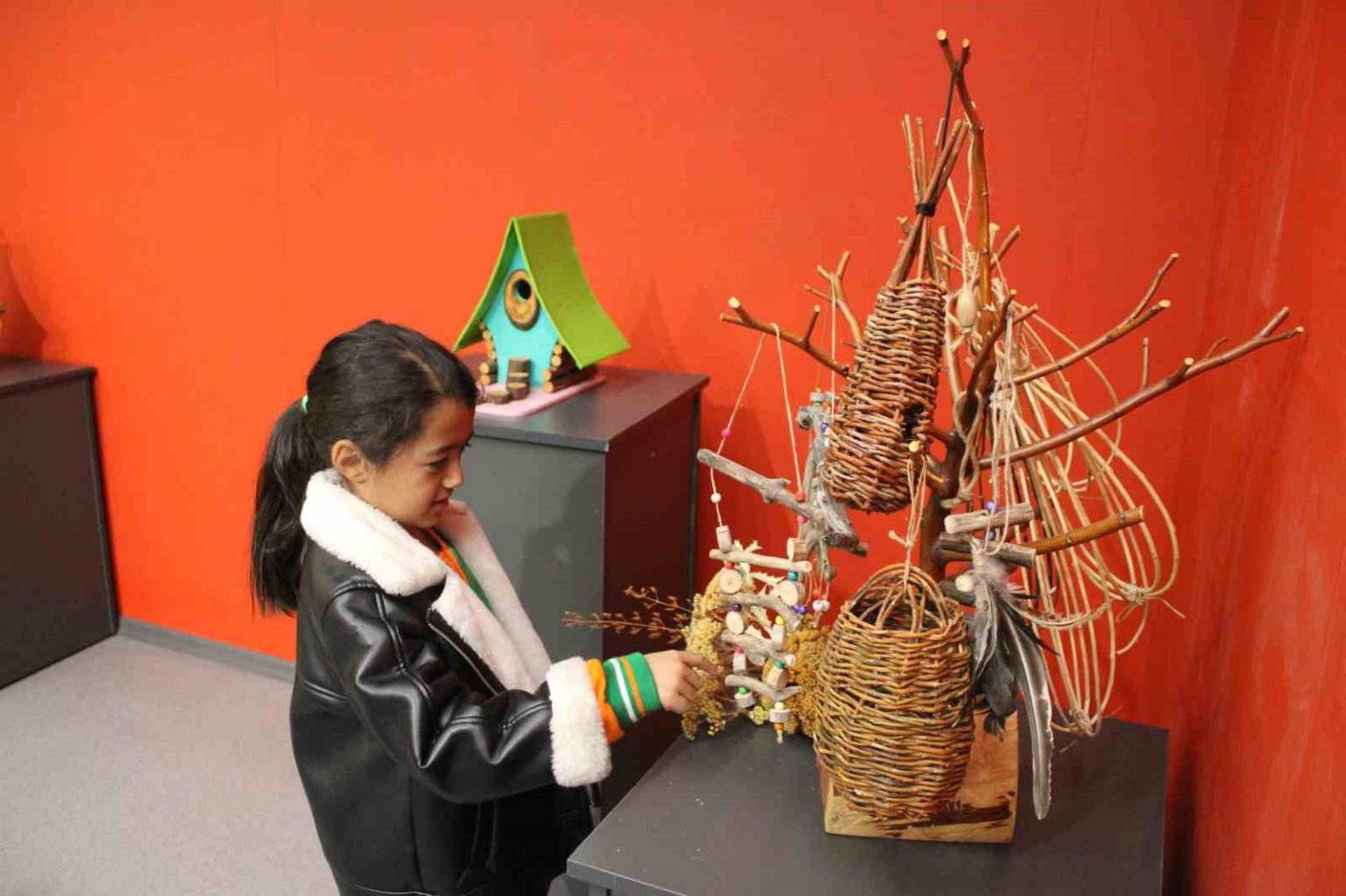 dogada-buldugu-ahsap-parcalarini-kus-evini-cevirdi