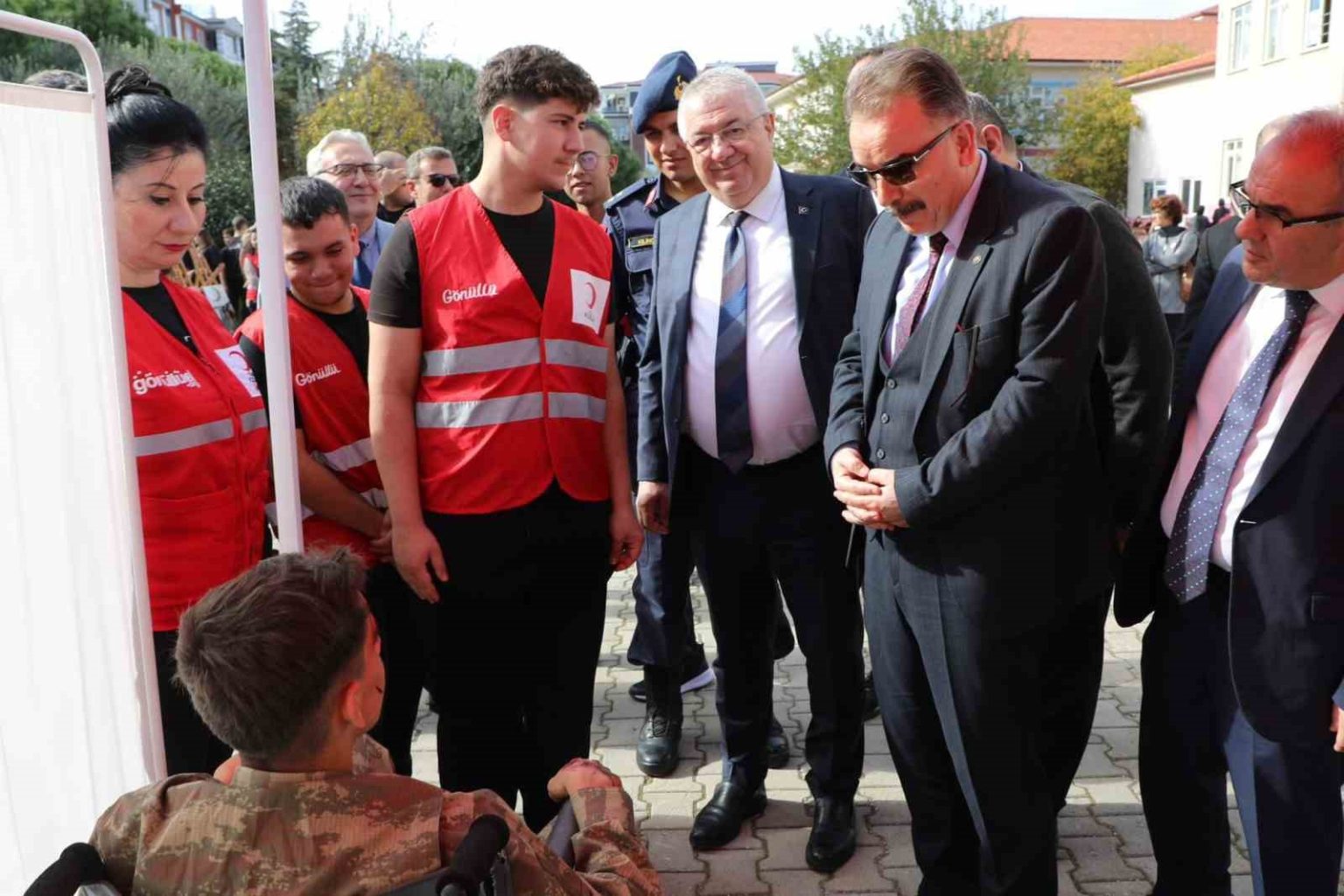 edremitte-kizilay-haftasi-coskusu