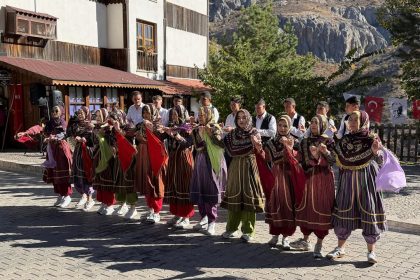 egin-halk-oyunlari-genclerle-yeniden-hayat-buluyor