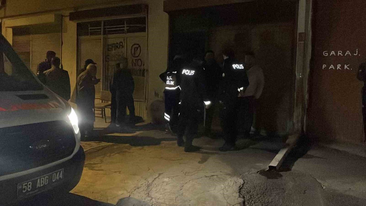 esinden-haber-alamayinca-garaja-indi-otomobilin-icinde-olu-buldu