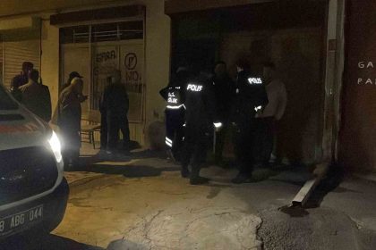 esinden-haber-alamayinca-garaja-indi-otomobilin-icinde-olu-buldu