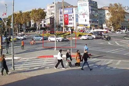 fatihte-otomobil-ile-motosiklet-carpisti-kaza-ani-guvenlik-kamerasina-yansidi