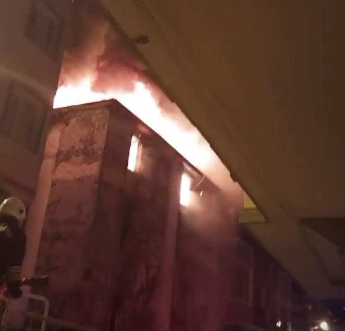 gaziantepte-4-katli-bina-alevlere-teslim-oldu