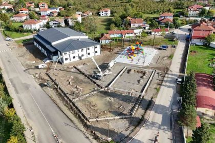 genclik-merkezi-ve-futbol-sahasinda-incelemelerde-bulunuldu