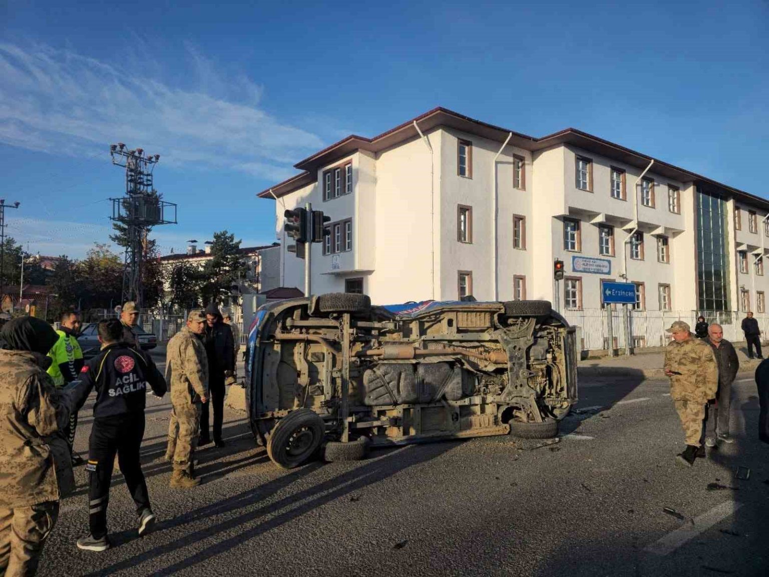 gumushanede-belediye-makam-araci-ile-jandarma-minibusu-carpisti-2-asker-yaralandi