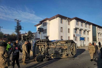 gumushanede-belediye-makam-araci-ile-jandarma-minibusu-carpisti-2-asker-yaralandi