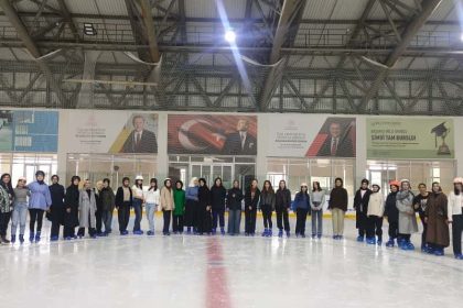 hem-okuyorlar-hem-buz-pateni-ogreniyorlar