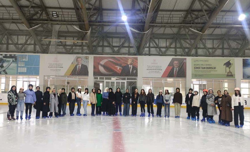 hem-okuyorlar-hem-buz-pateni-ogreniyorlar