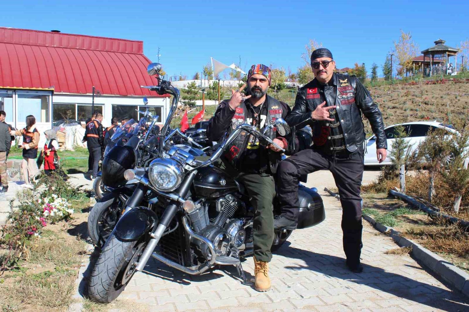 iki-teker-uzerinde-yolculuk-yapan-motosiklet-tutkunlari-kentin-farkli-noktalarini-tanitiyor