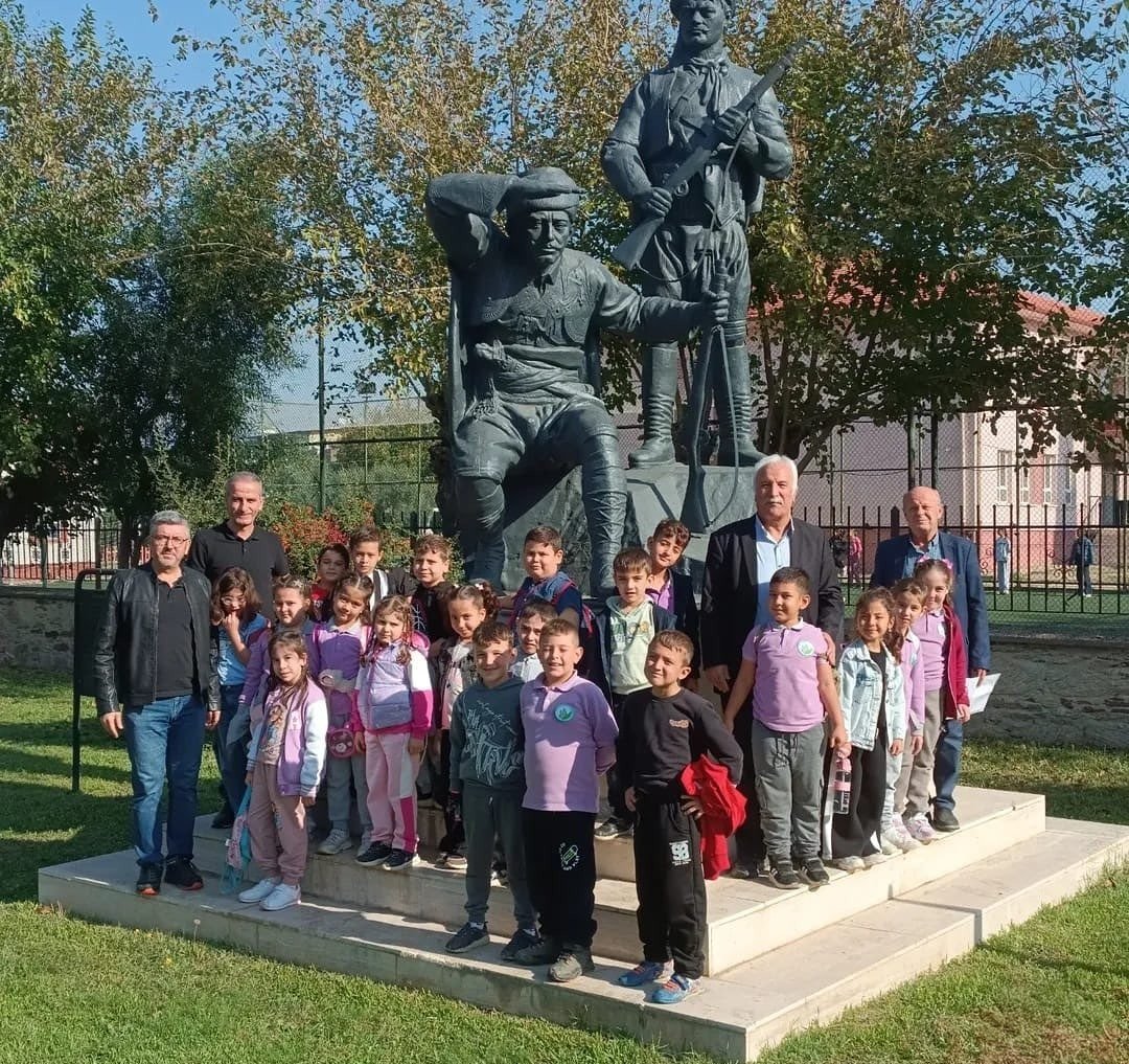 ilkokul-ogrencileri-yoruk-ali-efeyi-unutmadi