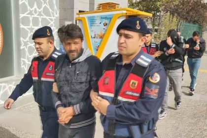 jandarma-baskininda-1-kilo-kokain-2-kilo-esrar-ele-gecirildi-1-tutuklama