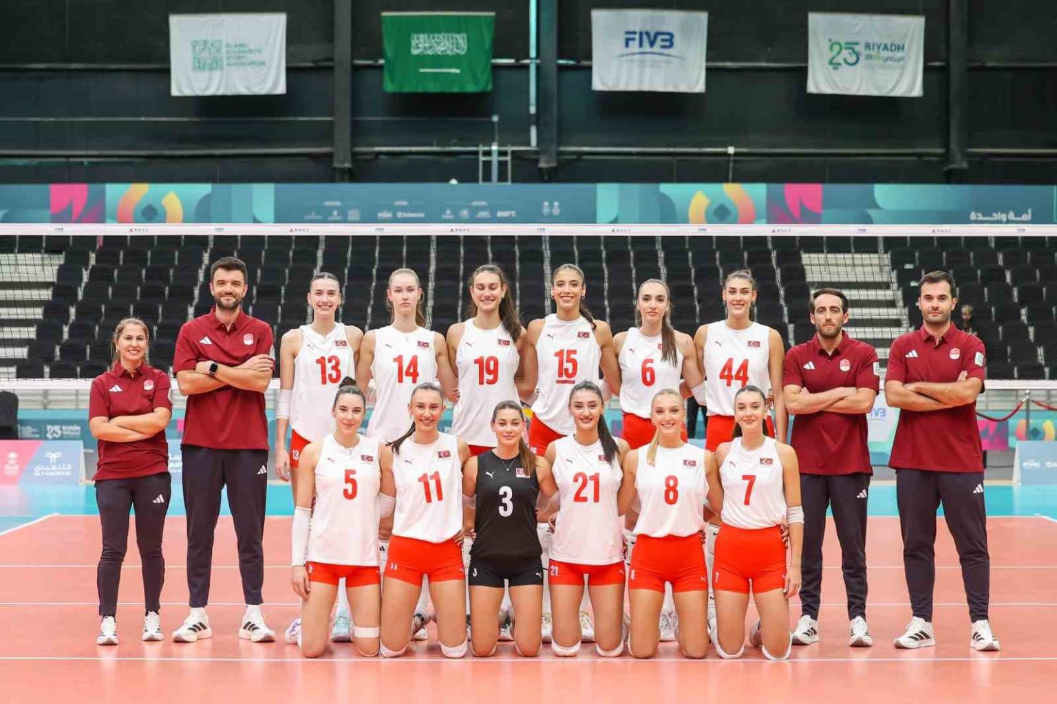 kadin-voleybol-milli-takimi-6-islami-dayanisma-oyunlarina-galibiyetle-basladi