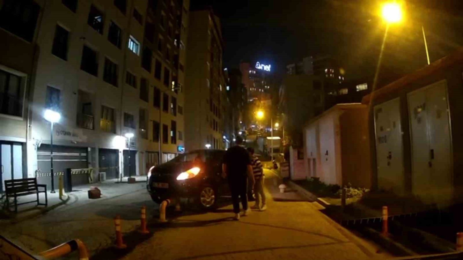 kagithanede-ters-yone-giren-surucu-bariyere-cikarak-askida-kaldi-o-anlar-kamerada