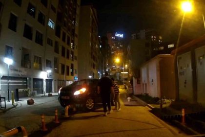 kagithanede-ters-yone-giren-surucu-bariyere-cikarak-askida-kaldi-o-anlar-kamerada