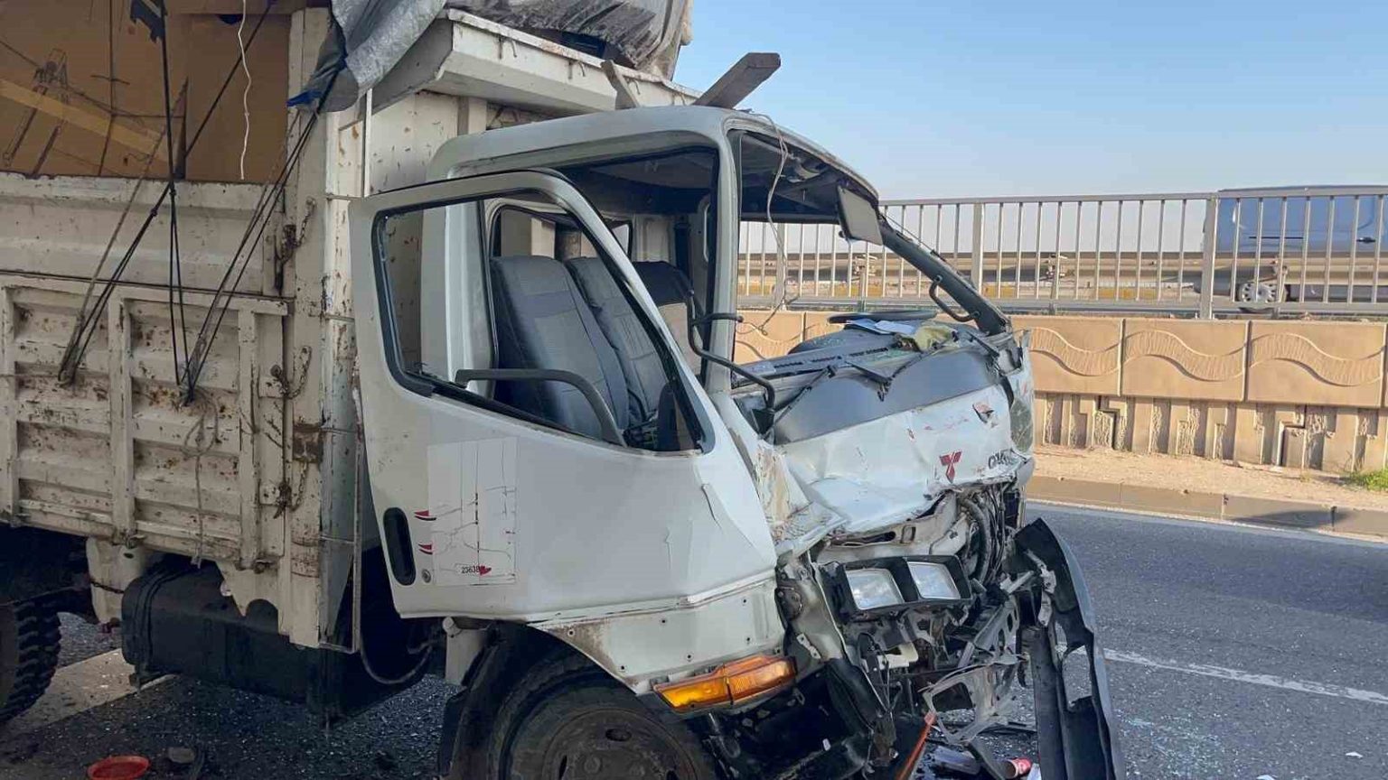 kamyona-carpan-karton-yuklu-kamyonetin-70-yasindaki-surucu-yaralandi