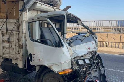 kamyona-carpan-karton-yuklu-kamyonetin-70-yasindaki-surucu-yaralandi