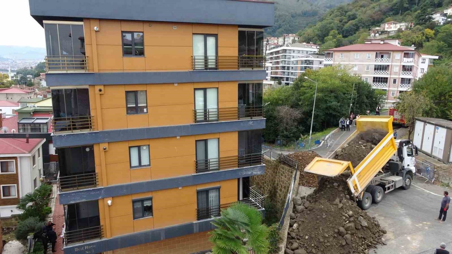 kayma-ve-egilme-olan-5-katli-binada-yikim-icin-hazirliklar-basladi