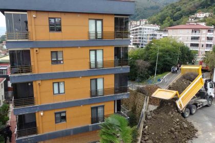 kayma-ve-egilme-olan-5-katli-binada-yikim-icin-hazirliklar-basladi