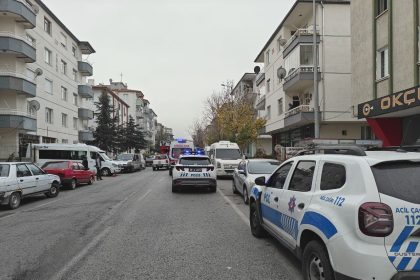 kendini-kilitledigi-evini-atese-verdi