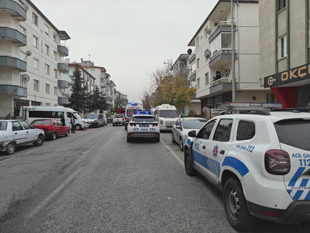 kendini-kilitledigi-evini-atese-verdi