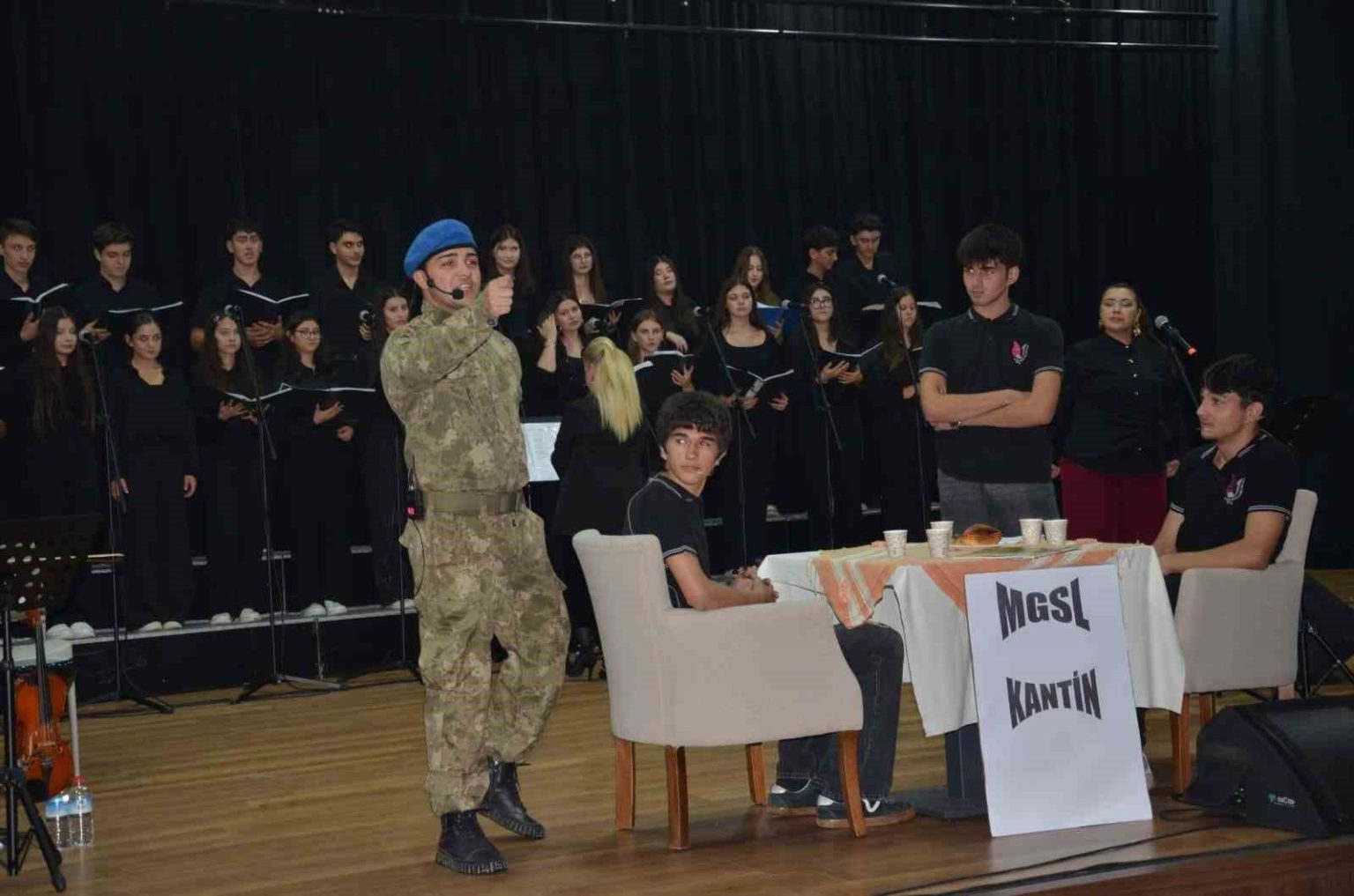 kim-var-sanat-etkinligi-manisalilarla-bulustu