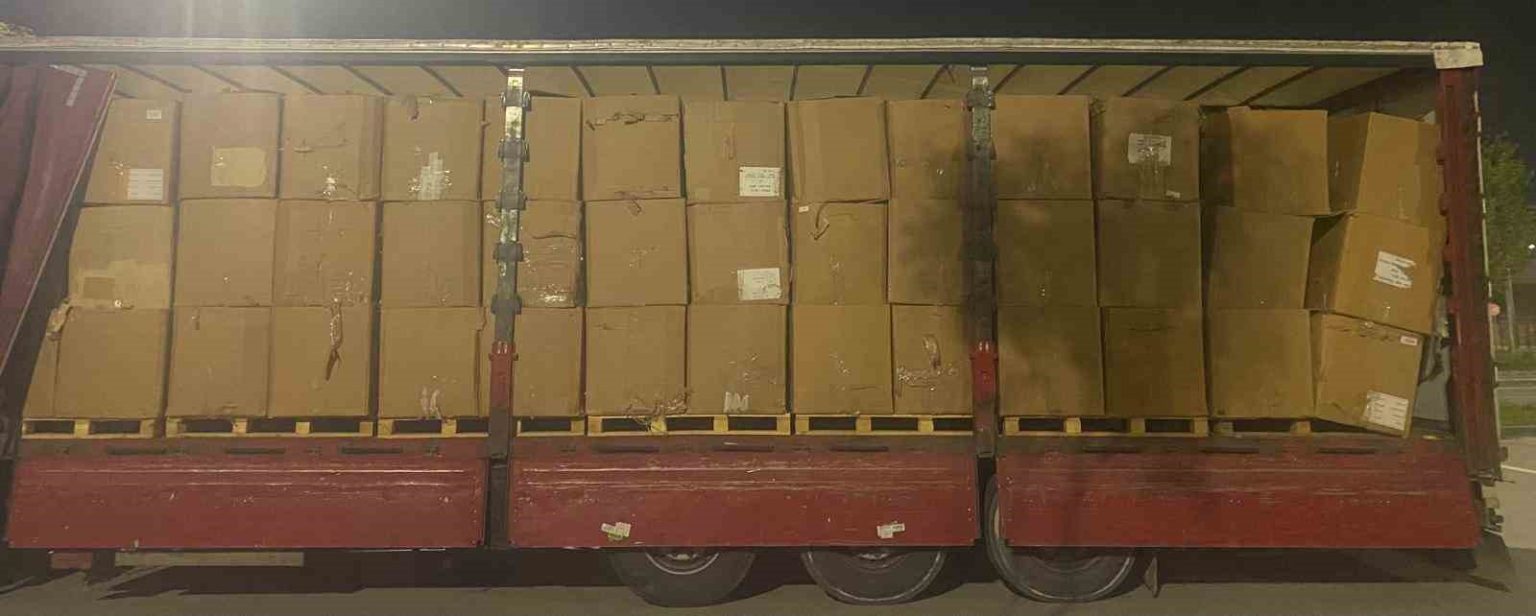 kocaelide-sahte-belgeli-tirda-tonlarca-kacak-tutun-ele-gecirildi