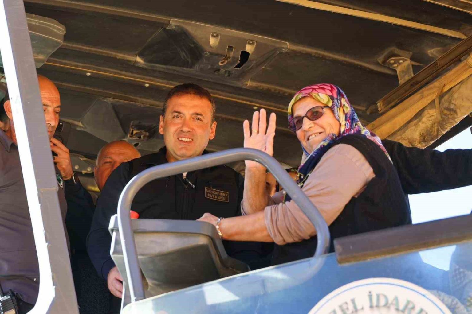 koyunun-ilk-asfaltini-sebahat-teyze-atti