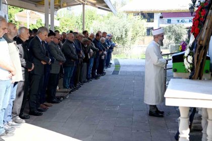 kusadasinin-sevilen-doktoru-son-yolculuguna-ugurlandi