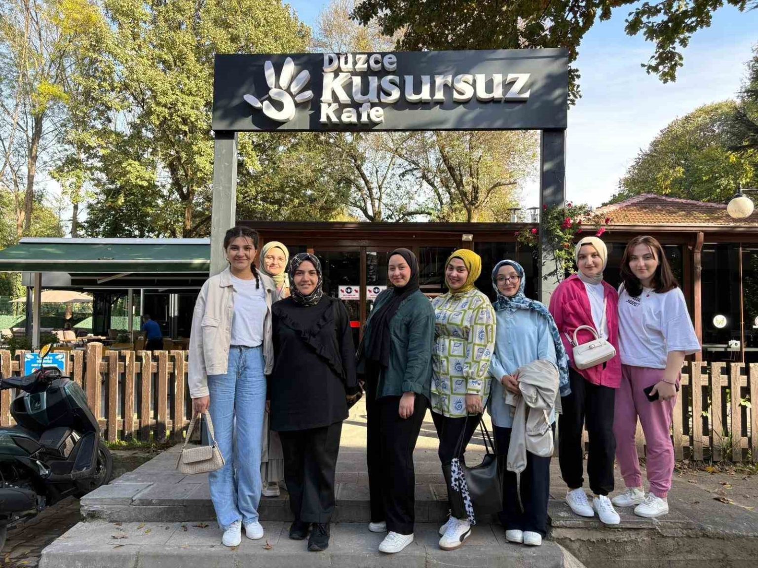 kusursuz-kafe-calisanlariyla-uno-oynadilar