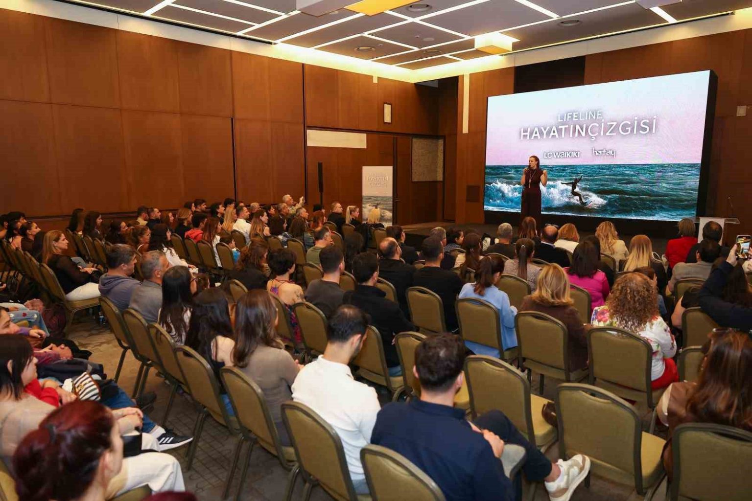 lc-waikiki-hatay-sorf-merkezi-ile-gencleri-denizin-iyilestirici-gucuyle-bulusturuyor