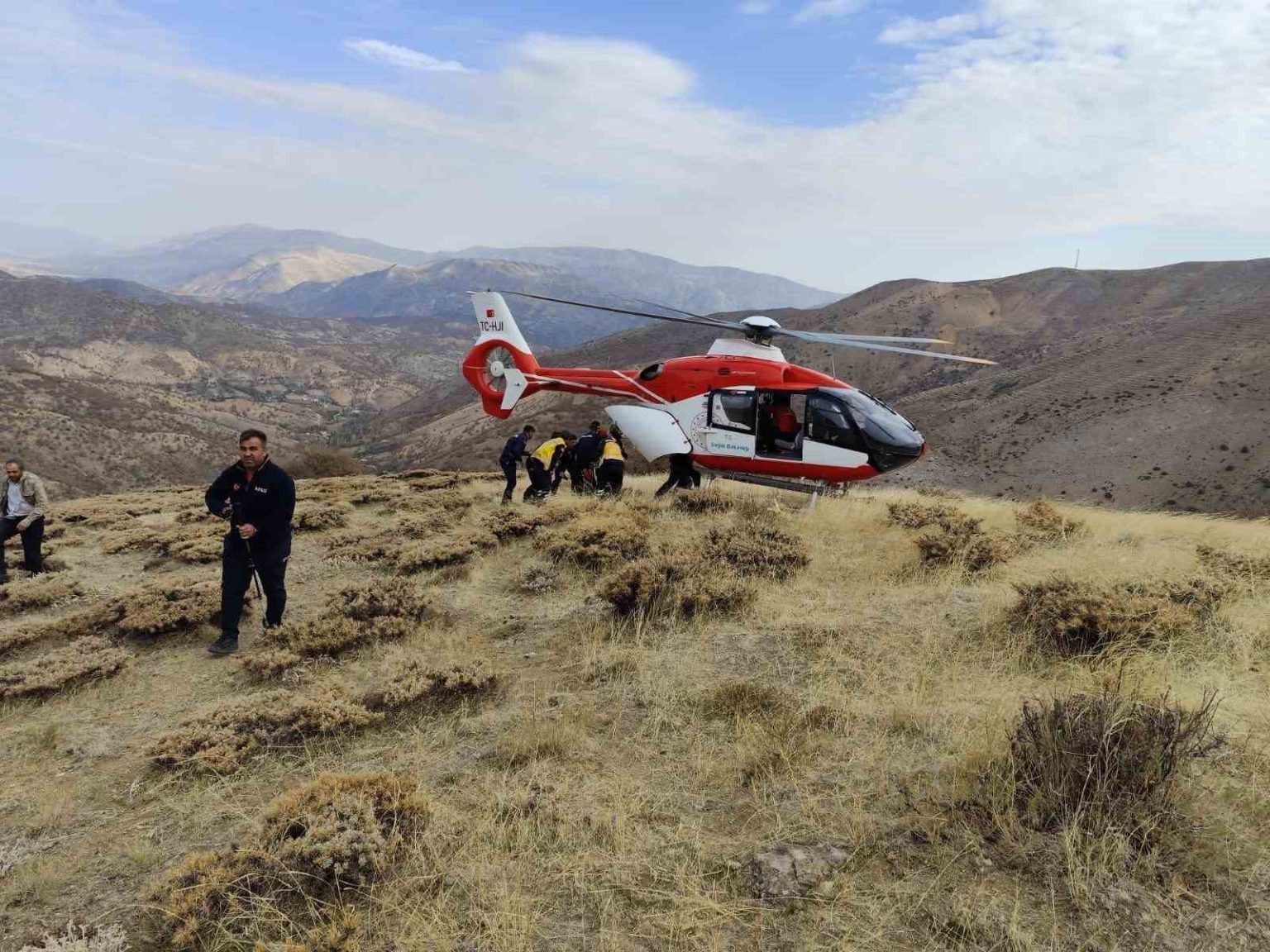 malatyada-ucuruma-yuvarlanan-sahis-kurtarildi