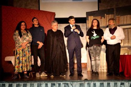 mersinde-gencler-madde-bagimliligina-karsi-tiyatro-ile-bilincleniyor