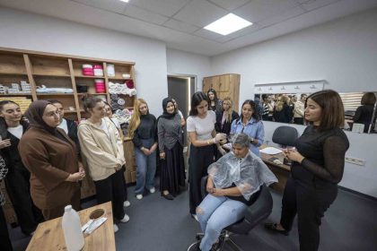 mersinde-mercekin-sac-renklendirme-kursu-yogun-ilgi-goruyor