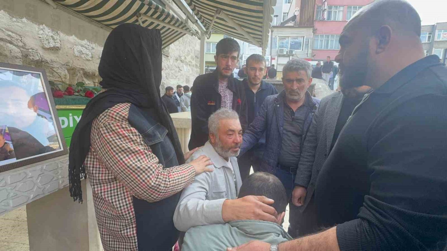 motosiklet-kazasinda-hayatini-kaybeden-genc-gozyaslariyla-son-yolculuguna-ugurlandi