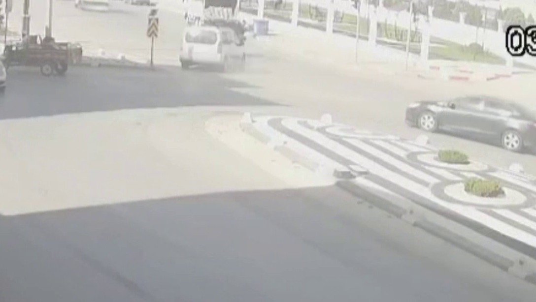 motosiklet-surucusunun-saniyelerle-olumden-dondugu-kaza-kamerada