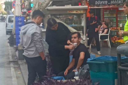 motosiklete-carpmamak-icin-frene-basti-devrilen-motosikletten-yola-savruldu-1-yarali