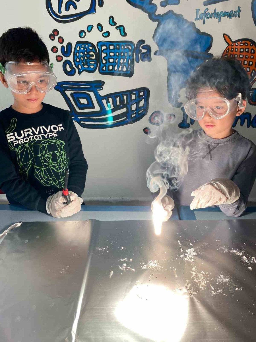 mugla-genclik-merkezi-fen-bilimleri-atolyesinde-cocuklar-eglenerek-ogreniyor