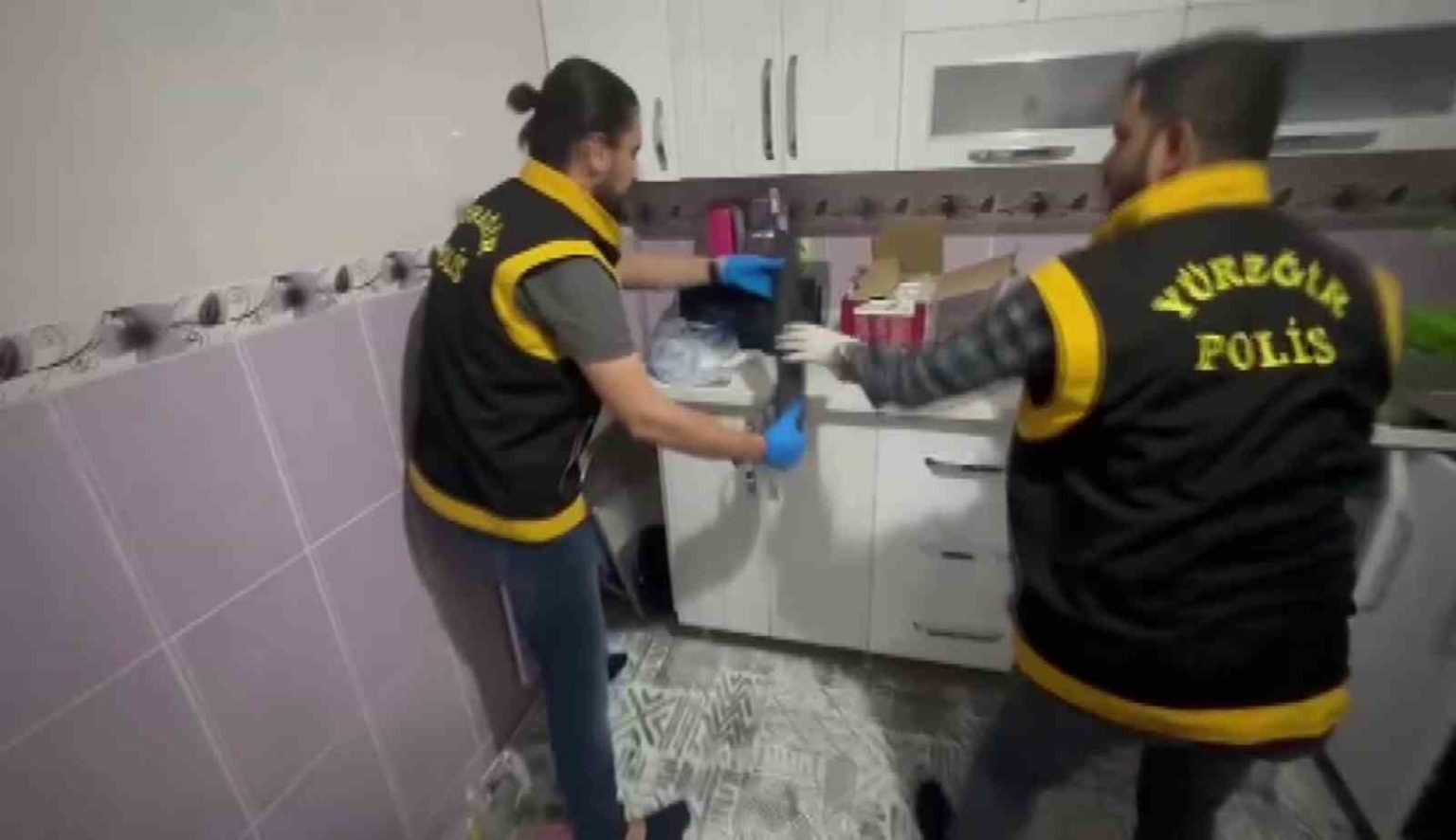 mutfak-dolabindan-ak-47-ve-pompali-tufek-cikti