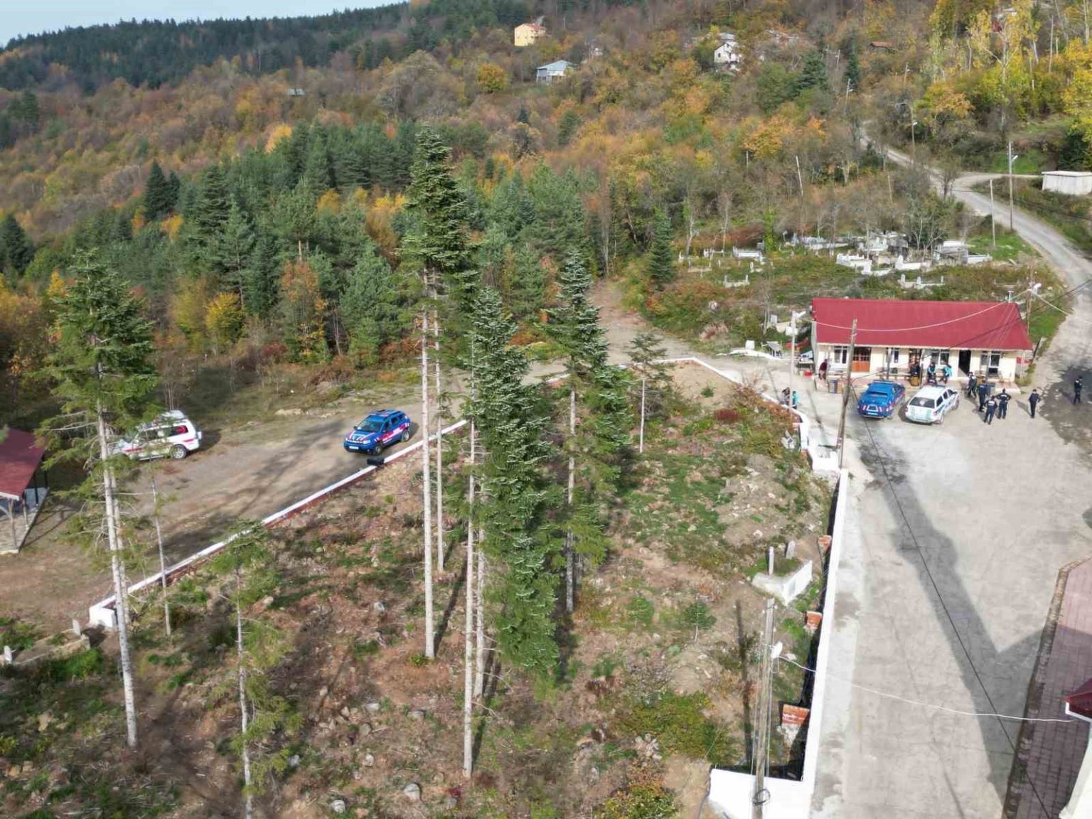 ogluyla-birlikte-kaybolan-kadinin-telefon-sinyalinin-alindigi-bolgede-arama-calismalari-suruyor