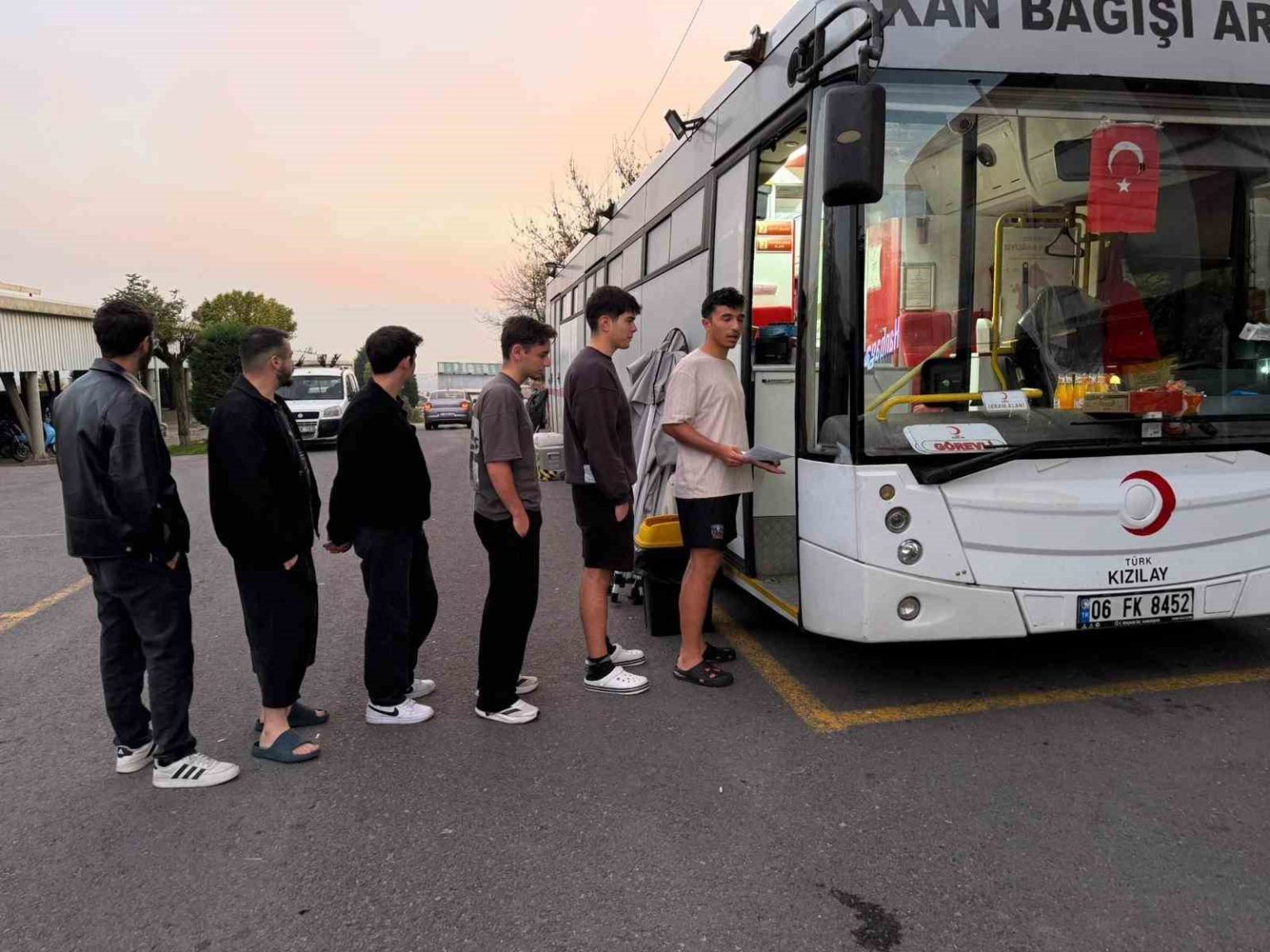 ogrencilerden-kizilaya-kan-bagisi