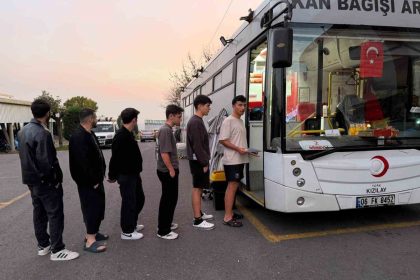 ogrencilerden-kizilaya-kan-bagisi