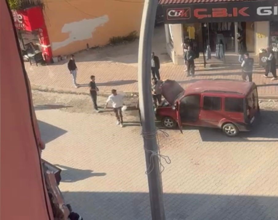 osmaniyede-arac-yandi-esnaf-facianin-onune-gecti