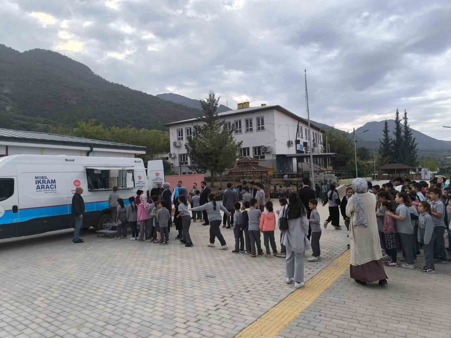 osmaniyede-ogrencilere-sicak-corba-ikrami