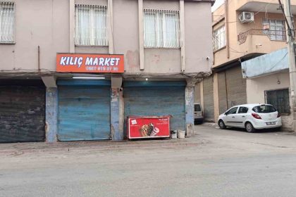 otomobil-markete-daldi-4-yarali