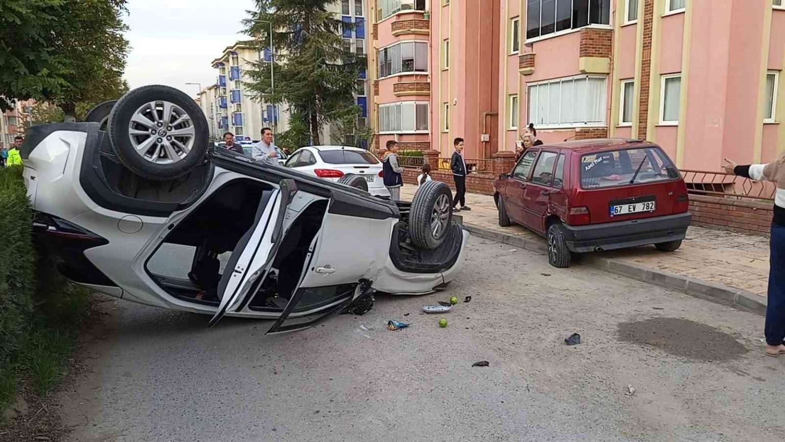 otomobil-park-halinde-olan-araca-carpip-ters-sekilde-durabildi-3-yarali