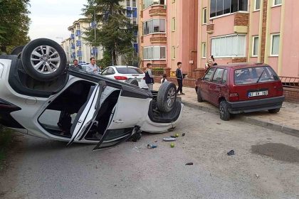 otomobil-park-halinde-olan-araca-carpip-ters-sekilde-durabildi-3-yarali