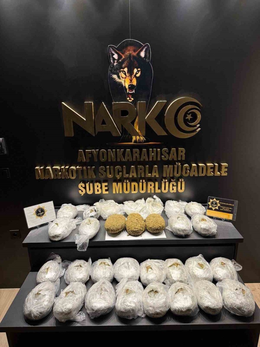 otomobilin-arka-kapisinin-dosemesinin-icerisine-zulalanmis-11-kilo-500-gram-uyusturucu-ele-gecirildi