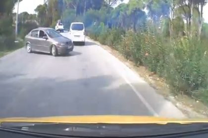 otomobilin-ticari-taksiye-carpma-ani-arac-kamerasina-yansidi-2-yarali