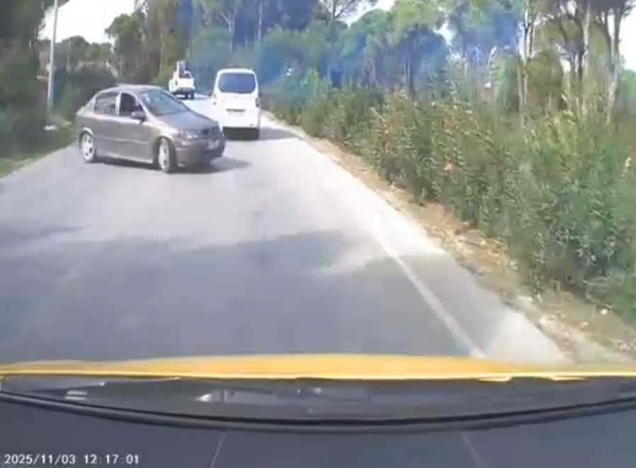 otomobilin-ticari-taksiye-carpma-ani-arac-kamerasina-yansidi-2-yarali